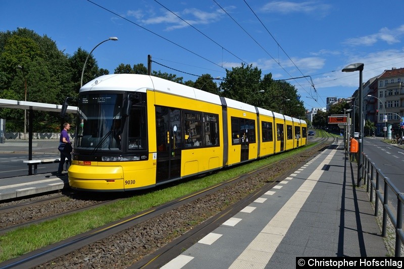 Bild: TW 9030 als Linie M6 an der Haltestelle Platz der Vereinten Nationen.