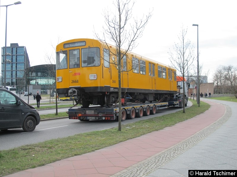 Einen Tag später holte man den 2668 aus dem Tunnel der U55. Auch dieser wurde nach Britz gebracht. Bild: Einen Tag später holte man den 2668 aus dem Tunnel der U55. Auch dieser wurde nach Britz gebracht.