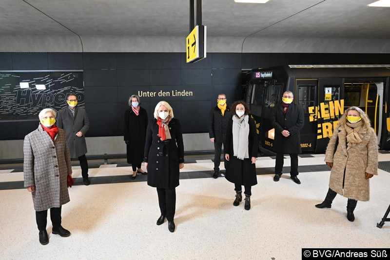 Vorne v. l. n. r.
Eva Kreienkamp (Vorstandsvorsitzende der BVG)
Regine Günther (Senatorin für Umwelt, Verkehr und Klimaschutz)
Ramona Pop (Aufsichtsratsvorsitzende der BVG und Senatorin für Wirtschaft, Energie und Betriebe)
Ute Bonde (Geschäftsführerin Finanzen, BVG Projekt GmbH)
Dahinter v. l. n. r.
Michael Müller (Regierender Bürgermeister von Berlin)
Dr. Tamara Zieschang (Staatssekretärin im Bundesministerium für Verkehr und digitale Infrastruktur)
Dr. Rolf Erfurt (Vorstand Betrieb der BVG)
Jörg Seegers (Geschäftsführer Technik, BVG Projekt GmbH) Bild: Vorne v. l. n. r.
Eva Kreienkamp (Vorstandsvorsitzende der BVG)
Regine Günther (Senatorin für Umwelt, Verkehr und Klimaschutz)
Ramona Pop (Aufsichtsratsvorsitzende der BVG und Senatorin für Wirtschaft, Energie und Betriebe)
Ute Bonde (Geschäftsführerin Finanzen, BVG Projekt GmbH)
Dahinter v. l. n. r.
Michael Müller (Regierender Bürgermeister von Berlin)
Dr. Tamara Zieschang (Staatssekretärin im Bundesministerium für Verkehr und digitale Infrastruktur)
Dr. Rolf Erfurt (Vorstand Betrieb der BVG)
Jörg Seegers (Geschäftsführer Technik, BVG Projekt GmbH)