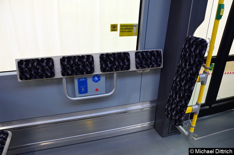 Neben dem Anlehnpolster für Rollstuhlfahrer, befinden sich Anlehntpolster für stehende Fahrgäste. Bild: Neben dem Anlehnpolster für Rollstuhlfahrer, befinden sich Anlehntpolster für stehende Fahrgäste.