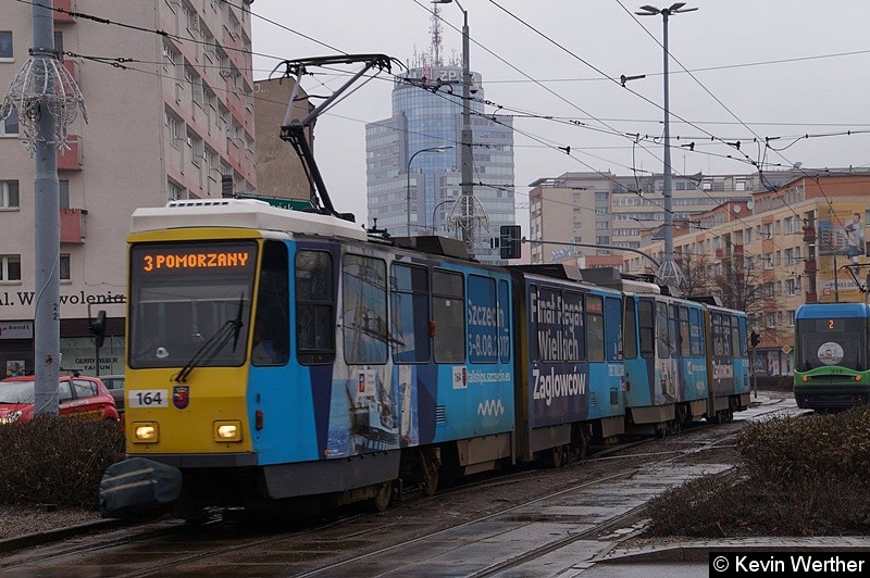 KT4Dt TW 164+165 als Linie 3 nach POMORZANY, kurz nach Haltestelle Plac Żołnierza Polskiego, hat ihre grünes Licht bekommen zur weiterfahrt. Bild: KT4Dt TW 164+165 als Linie 3 nach POMORZANY, kurz nach Haltestelle Plac Żołnierza Polskiego, hat ihre grünes Licht bekommen zur weiterfahrt.