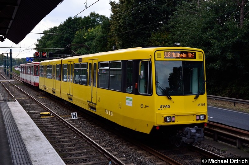 Bild: 5128 + 5106 als Linie U18 auf dem Weg nach Mülheim Hbf. kurz hinter der Haltestelle Rosendeller Straße.