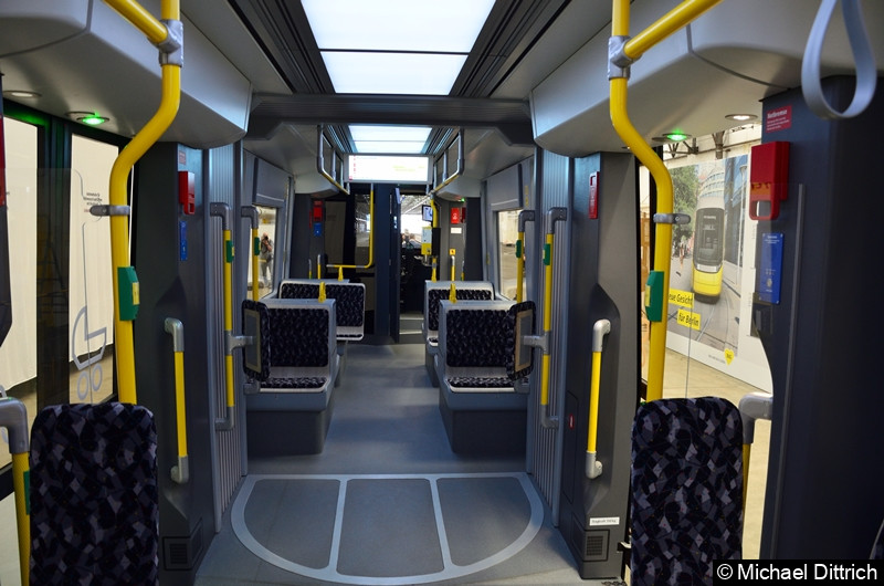 Blick in den Fahrgastraum des Mockup.
Vorne sieht man wie es aussieht, wenn zwei Sitze nebeneinander angebracht werden. Bild: Blick in den Fahrgastraum des Mockup.
Vorne sieht man wie es aussieht, wenn zwei Sitze nebeneinander angebracht werden.
