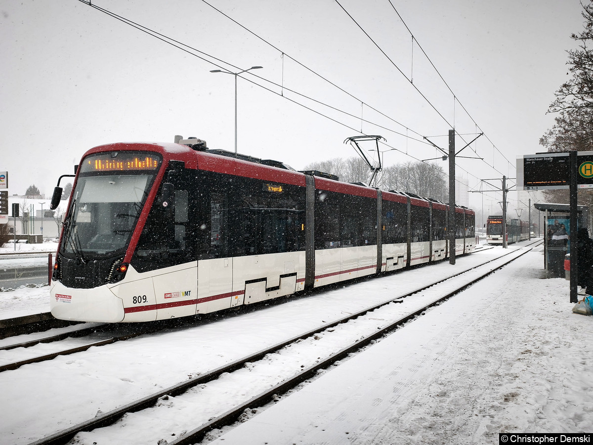 TW 809 als Linie 1 in Richtung Thüringenhalle an der Haltestelle Warschauer Straße. Aufgrund eines Weichenschadens ist die Weiterfahrt verhindert.