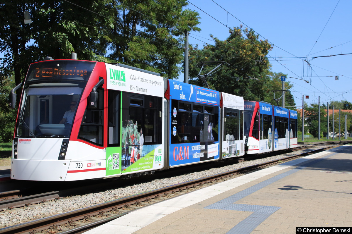Tw 720+722 als Linie 2 an der Haltestelle Stadion Ost.